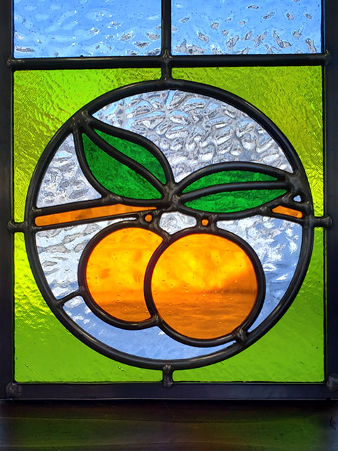 飾り棚とドイツの木のおもちゃ11点 ステンドグラスの窓付き